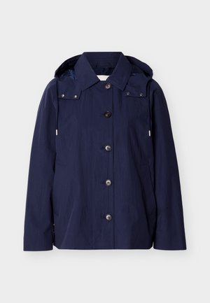 Μπλε ναυτικό αδιάβροχο μπουφάν με κουμπιά, γιακά, κουκούλα με κορδόνια, μακριά μανίκια και πλαϊνές τσέπες σε απλό φόντο.