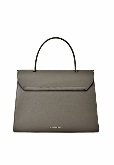 Temno taupe struktura ženska torbica z zgornjim ročajem, zapiranjem na preklop in majhnim zlatim logotipom "cacharel" nameščenim približno na sredini spodnjega dela.