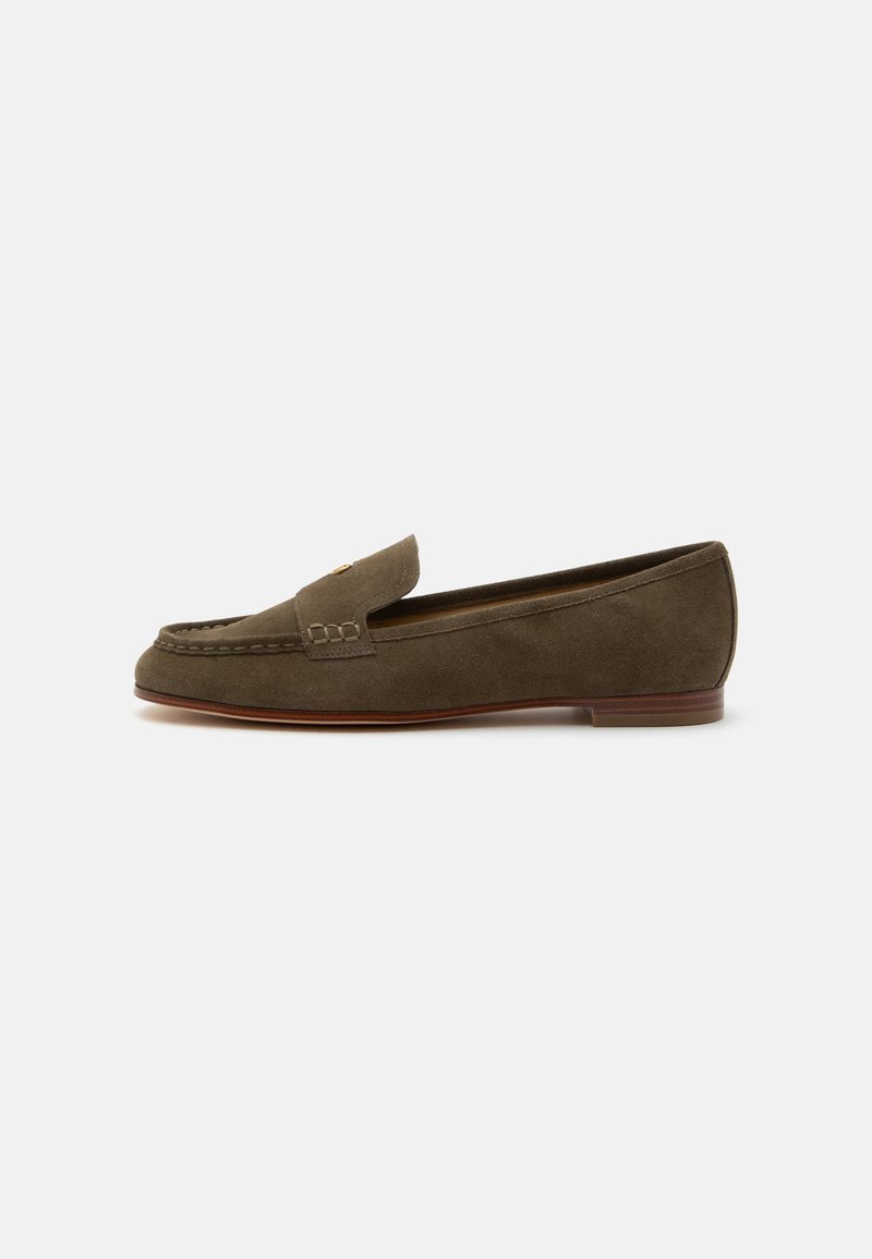 Mocassin en daim marron avec un petit talon en bois, surpiqûres moc toe et détail de bride décorative sur le dessus.