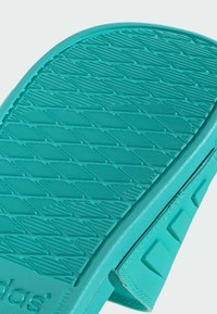 Turkis slide sandal med en tekstureret gummisål, der har et diamantmønster, og en blød øverste rem. Designet til komfort og greb.