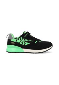 Zwarte sneakers met groene accenten, voorzien van een klittenbandsluiting, een gestructureerde bovenkant en een zachte zool. Logo zichtbaar aan de zijkant.