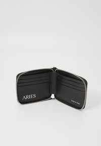 Schwarze Lederbörse mit Reißverschluss, sechs Kartenfächern und dem geprägten Logo "ARIES". Innen hat sie eine glatte Textur und eine kompakte rechteckige Form.