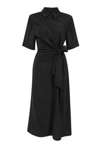 Robe midi noire à manches courtes, boutonnée sur le devant, col et ceinture nouée à la taille créant un détail froncé sur un côté.