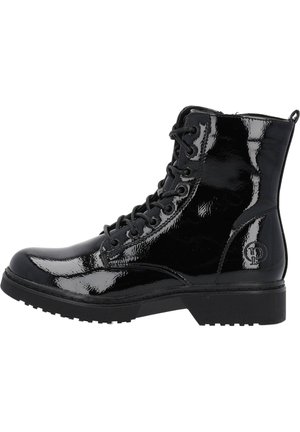 Bottines en cuir verni noir avec un laçage à l'avant, bout rond et semelle en caoutchouc noir épaisse ; présente un détail logo sur le côté.