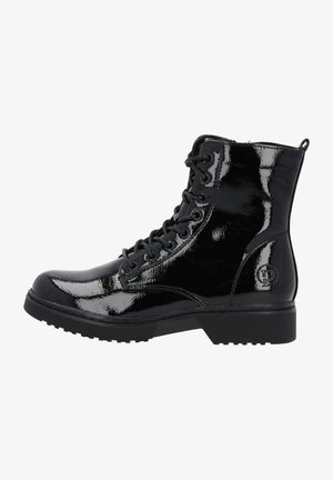 Stivale alla caviglia in pelle verniciata nera con lacci frontali, punta arrotondata e suola in gomma nera chunky; presenta un dettaglio con logo sul lato.