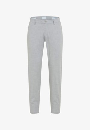 Pantalon homme gris clair, coupe ajustée, avec passants pour ceinture, bouton frontal et fermeture éclair, en tissu lisse.