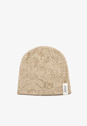 Berretto a maglia beige con motivi in rilievo di varie forme. Presenta un risvolto e una piccola etichetta di tessuto sul lato. Texture morbida.