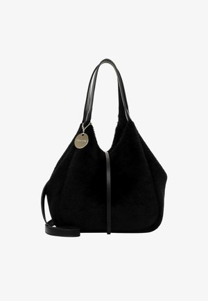 Borsa nera con una texture morbida e pelosa, manici in pelle e un design elegante. Presenta un dettaglio con etichetta argentata e una tracolla staccabile.