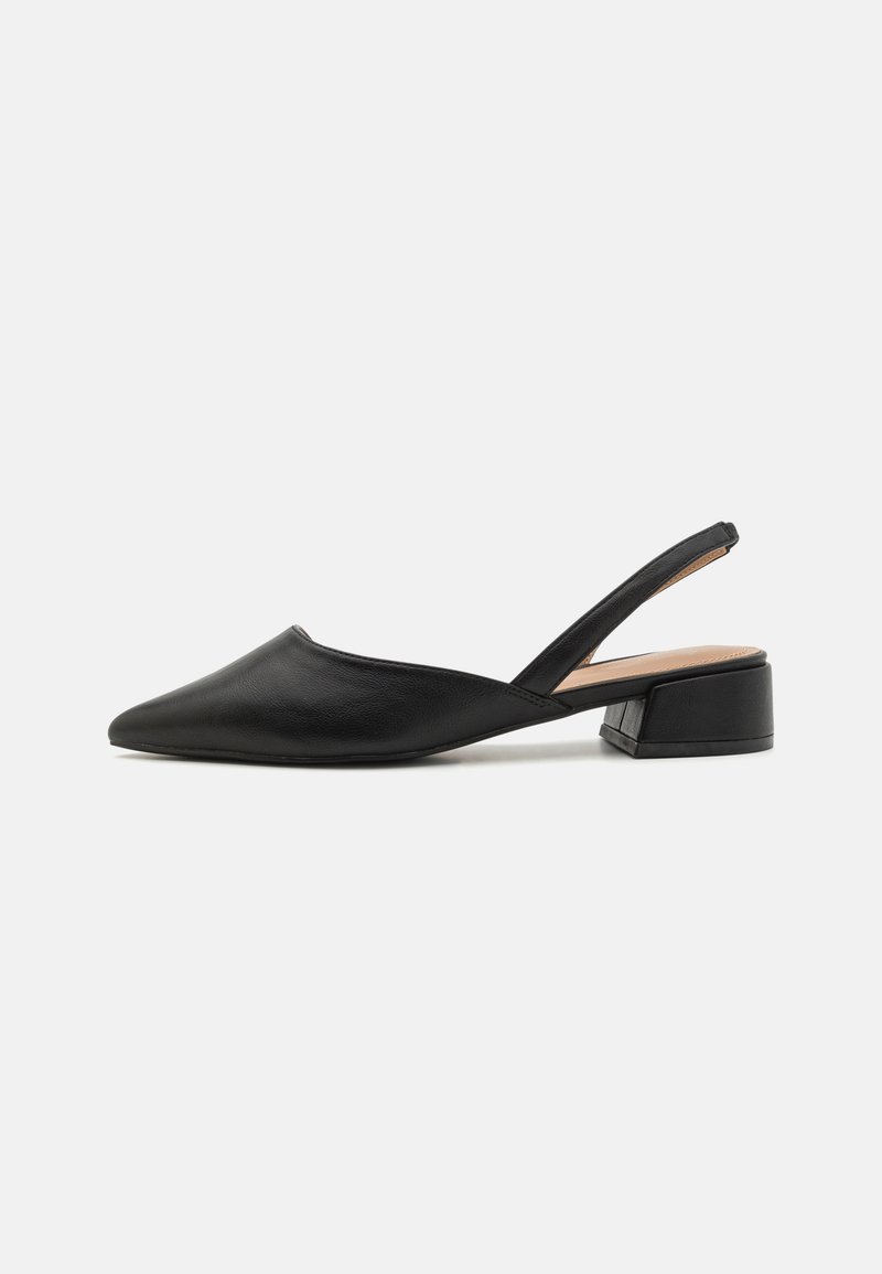Zapatos de slingback de cuero negro con punta afilada y tacón bajo en bloque, que presentan una textura suave y un diseño minimalista.