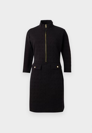 Schwarzes Kleid mit hohem Kragen, durchgehendem Reißverschluss und zwei Vordertaschen. Verfügt über ein strukturiertes Muster und goldfarbene Hardware-Akzente.