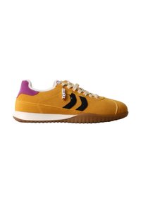 Baskets en suède jaune avec talon violet, bandes latérales noires en double chevron, semelle blanche, lacets beige et une petite étiquette "LOVE" sur les lacets.