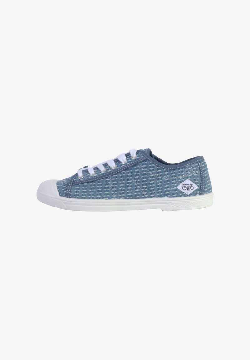 Sneaker in tela blu con design testurizzato, lacci bianchi e suola in gomma. Presenta una patch con logo sul lato e una punta bianca.