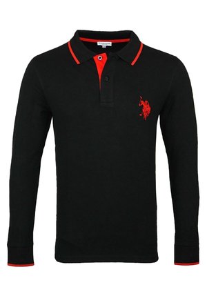 Polo à manches longues noir avec des accents rouges sur le col, les poignets, la patte de boutonnage intérieure, et logo de joueur de polo brodé sur la poitrine.