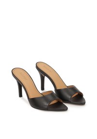 Mule din piele neagră, cu vârful deschis, cu o bandă frontală lată, tocuri înalte de tip stiletto și un finisaj neted. Design elegant și contemporan.