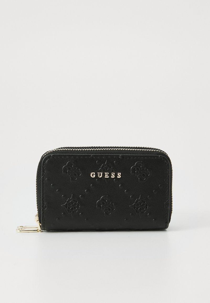 Zwart leren portemonnee met een reliëf bloemenpatroon, gouden "GUESS" logo en ritssluiting, met een textuur oppervlak en compact ontwerp.