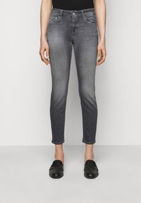 Slim-fit, wysokogatunkowe jeansy z wysokim stanem w ciemnoszarym deninie, z delikatnym wyblaknięciem, pięcioma kieszeniami i klasycznym zapięciem na guzik. Długość do kostek z surowym dołem.