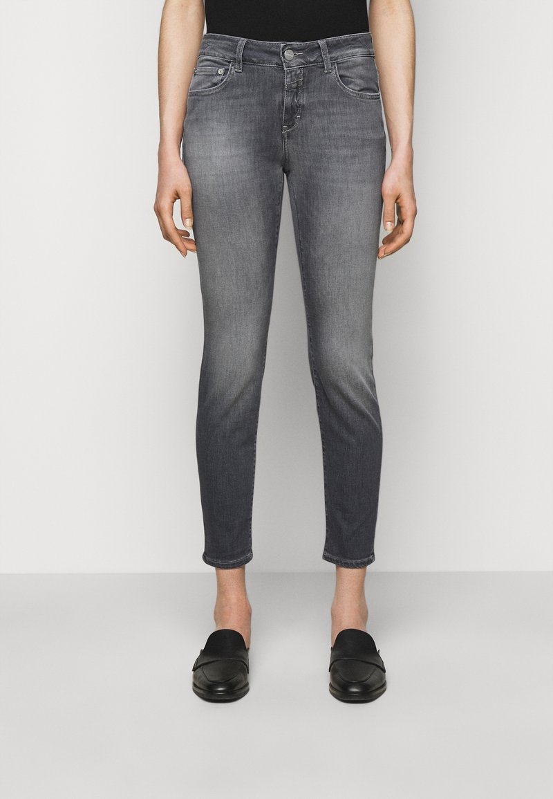 Slim-fit, wysokogatunkowe jeansy z wysokim stanem w ciemnoszarym deninie, z delikatnym wyblaknięciem, pięcioma kieszeniami i klasycznym zapięciem na guzik. Długość do kostek z surowym dołem.