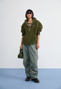 Ellesse ZEPPY - Mikina s kapucňou - khaki