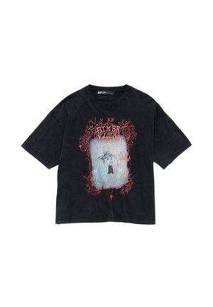 Camiseta de algodón negra con un gran gráfico con detalles en rojo y plata, cuello redondo y mangas cortas. Diseño central notable.