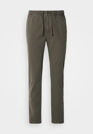 Pantalones cortos verdes oscuros, ajustados en la parte inferior, con una cintura elástica y cordón. Fabricados en suave material de algodón con una textura lisa.