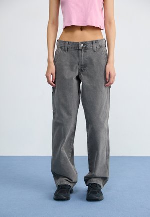 STEVENSVILLE CARPENTER - Brīva piegriezuma džinsi - grey wash tinted