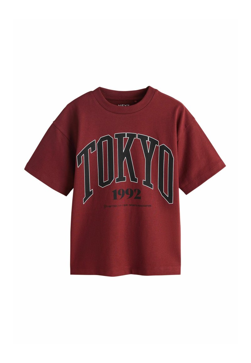 Dunkelrotes Kurzarm-T-Shirt mit dem Schriftzug "TOKYO" in großen schwarzen und weißen Buchstaben sowie "1992" darunter in schwarzer Schrift.