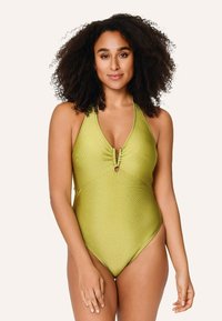 Zelené jednodielne plavky s výstrihom do V, zhlukovaným predným detailom, viazačkami za krk a jemným leskom. Hladká textúra zvyšuje atraktivitu dizajnu.