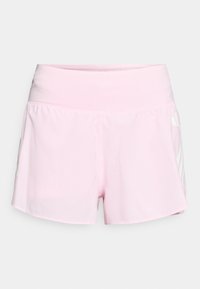 Pantalones cortos deportivos rosas con una cinturilla ancha, textura suave y acentos laterales blancos contrastantes. Presentan un ajuste holgado con dobladillos redondeados.