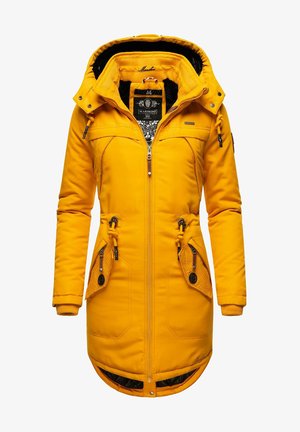 Giacca gialla trapuntata con cappuccio, chiusura a zip, tasche laterali e dettagli con cordino. Presenta una fodera testurizzata e un interno a motivo.