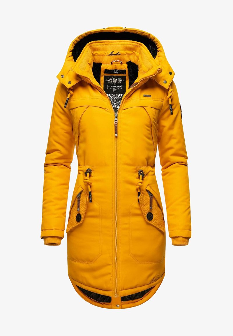 Żółta pikowana kurtka z kapturem, zapięciem na zamek błyskawiczny, kieszeniami bocznymi i akcentami ze sznurkiem. Posiada teksturowane wykończenie oraz wzorzystą podszewkę.