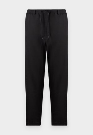 Mustad sirged püksid elastse vöökohaga, reguleeritava nööriga ja nööpidega kinnitusega, pildistatud ühevärvilisel taustal.