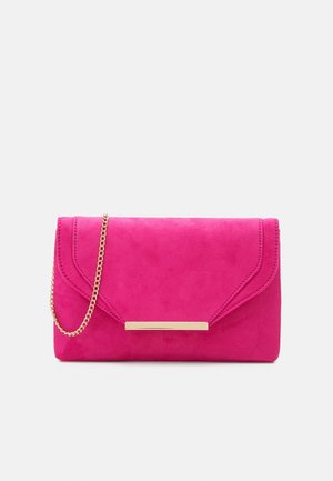 Pink suede clutch med kæde i guld og en vandret metalaccent. Har en klaplåse og en struktureret form.