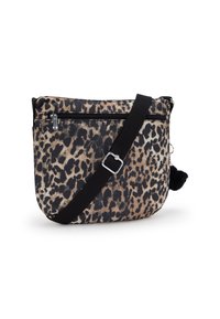 Torebka typu crossbody w wzór lamparta, wykonana z teksturowanej tkaniny, z czarnym paskiem, zamykaną kieszonką z przodu oraz ozdobnym detalem w postaci czarnego pom-pom.