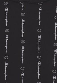 Svart hoodie med ett upprepat vitt "Champion"-logomönster. Tillverkad av mjukt tyg, med huva och en avslappnad design.