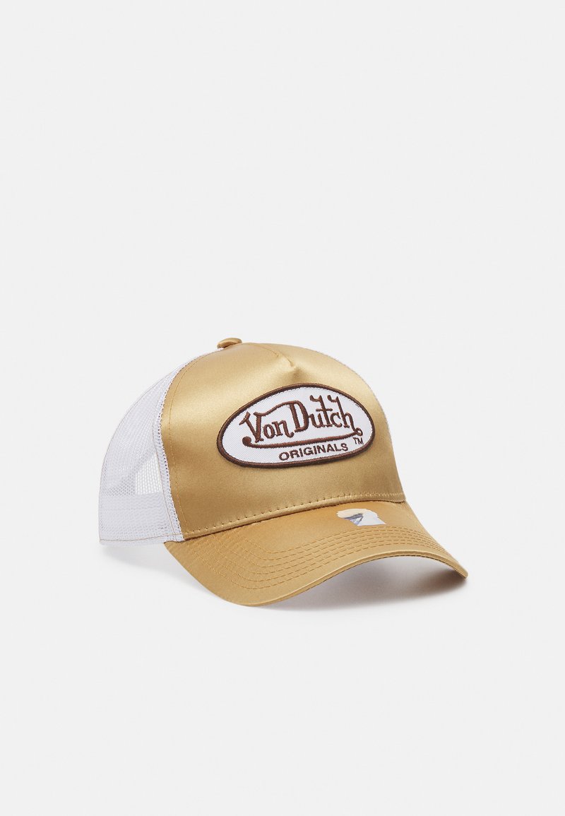 Zlatá saténová baseballová čepice s bílou síťovinou vzadu, na které je kulatá vyšitá nášivka s nápisem "Von Dutch Originals."