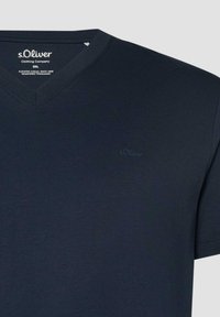 T-shirt s.Oliver bleu marine à col en V, taille 2XL, manches courtes, avec un logo de marque discret sur la poitrine.