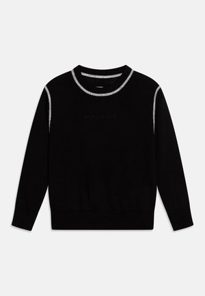 Sort sweater med lange ærmer, rund hals og kontrasterende hvid syning langs kraven og skuldersømmene. Subtil branding på fronten.