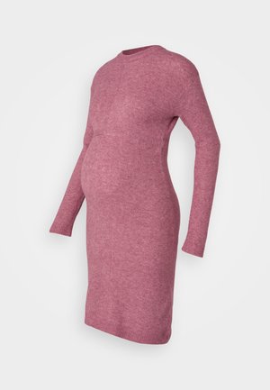 Vestido de maternidad de punto, de manga larga, en suave tela texturada color rosa, con un cuerpo ajustado y un ligero vuelo en el dobladillo.
