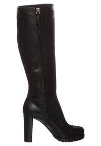 Bota negra de cuero hasta la rodilla con punta redondeada, suela de plataforma y tacón alto de bloque. Cuenta con una cremallera lateral para facilitar el uso.