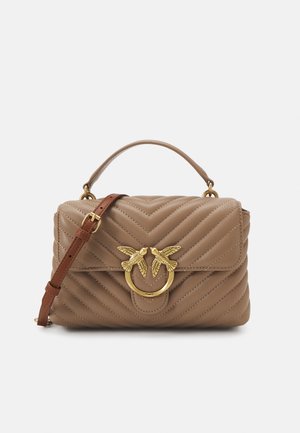 Sac à main en cuir marron matelassé avec une poignée supérieure et une bandoulière amovible. Les accents dorés incluent un anneau orné d'oiseaux et un motif en zigzag.