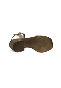 Bruine sandalen met hakken, voorzien van een textuur rubberen zool, enkelbandje en een blokhak. De zool heeft een patroon voor grip en tractie.