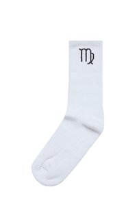 Hvite bomullssokker med et svart Virgo-symbol på siden. Designet inkluderer ribbestrikket tekstur og forsterket tå.