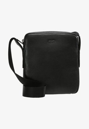 Schwarze Leder-Crossbody-Tasche mit quadratischer Form, Reißverschluss und verstellbarem Riemen. Mit eingeprägtem Markenlogo auf der Vorderseite.