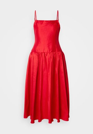 Rochie roșie din satin, cu bretele subțiri, bodice ajustat și fustă plină, plisată, care se termină sub genunchi. Textură netedă și culoare vibrantă.