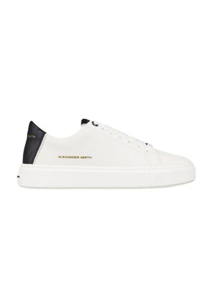 Weiße Leinensneaker mit strukturierten Oberflächen, schwarzem Lederakzent an der Ferse und goldener "ALEXANDER SMITH"-Markierung. Flache, weiße Gummisohle.