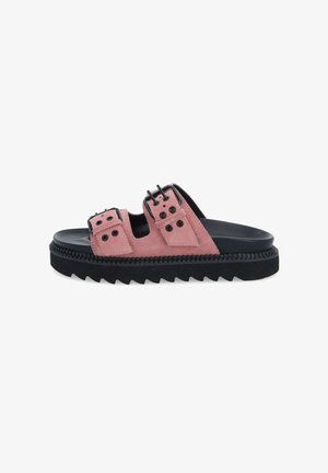 Sandale mule en daim rose avec deux brides supérieures, détail de quincaillerie noire et une semelle extérieure épaisse en caoutchouc noir avec un motif en zigzag.