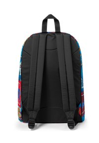 Baksidan av en ryggsäck med en färgglad, mönstrad utsida och en svart vadderad baksida, med justerbara remmar och ett handtag på toppen.
