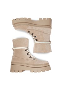 Bocanci din suede bej, cu o talpă din cauciuc bej groasă, cu șireturi în față și ochiuri metalice, și șireturi albe. Design cu guler mediu pentru suport suplimentar.