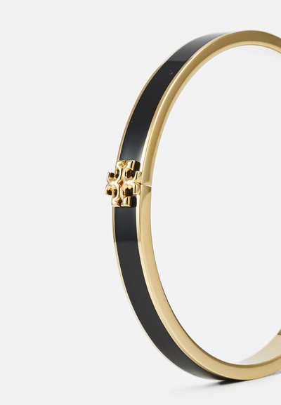 Čierny náramok s hladkým povrchom, so zlatým akcentom v dekoratívnom tvare na zapínaní. Elegantný, minimalistický dizajn.