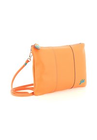 Borsa a tracolla compatta in pelle arancione con tracolla rimovibile, chiusura con cerniera e piccolo logo blu nell'angolo in basso a destra.